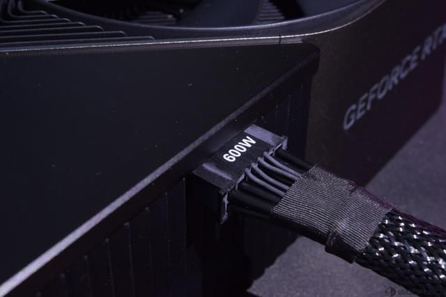 RTX 5090再曝16针供电接口烧毁，整片PCB炭化致显卡报废  第4张