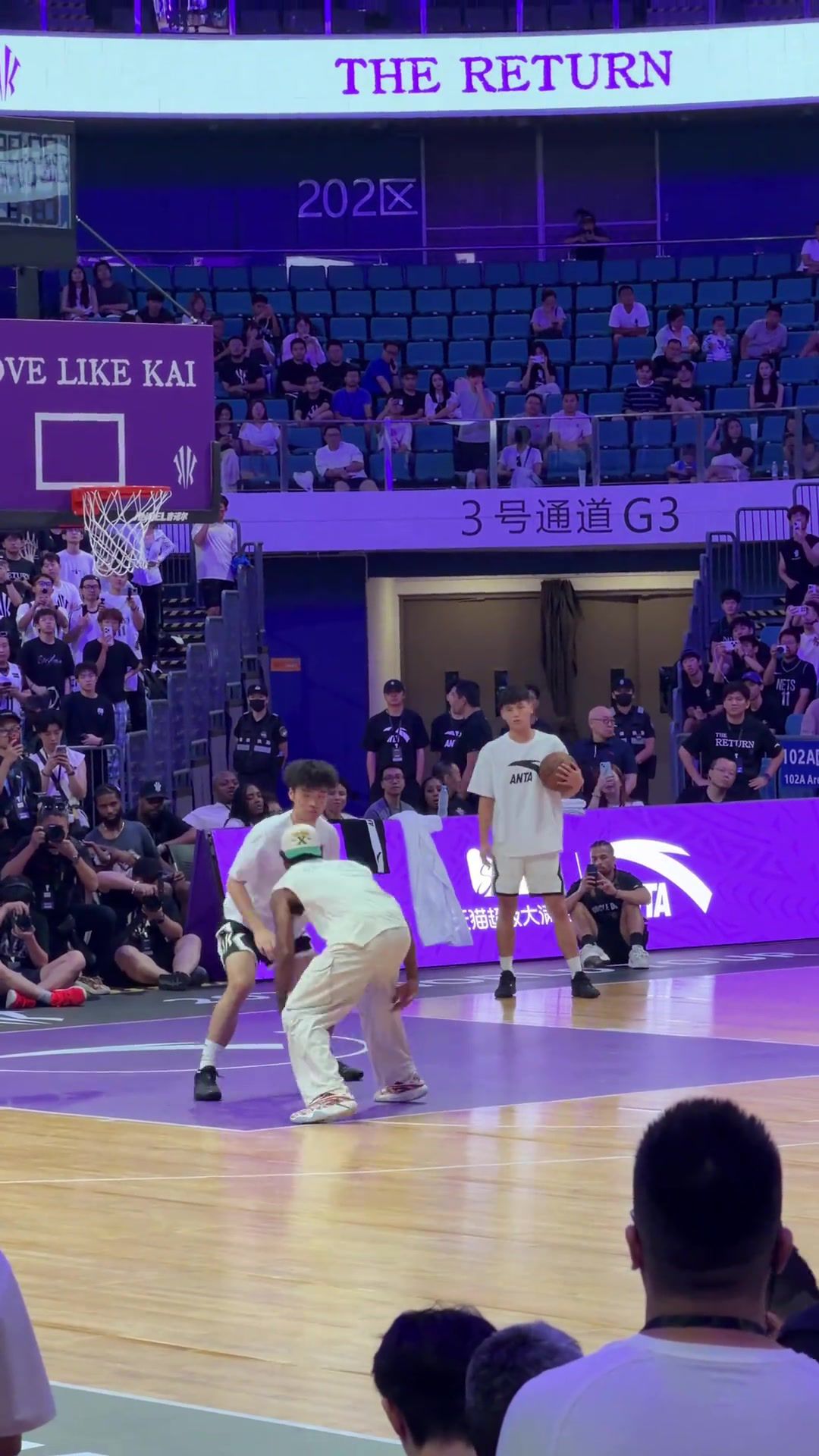 欧文中国行单挑 极速胯下运球晃晕球迷 华丽顿拜转身看爽观众