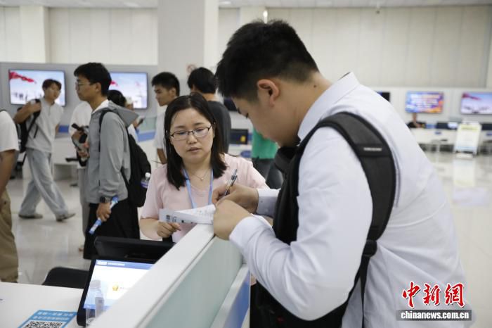 郑州航空港区举办“两业融合”人才双选会 千余名应届毕业生直达招聘现场  第1张