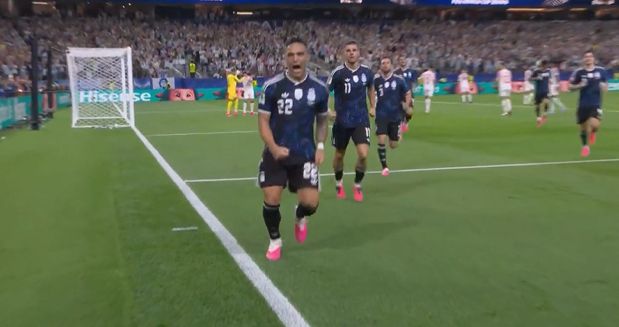 劳塔罗点球破门 阿根廷2-0领先约旦 替补席队友起身鼓掌  第2张