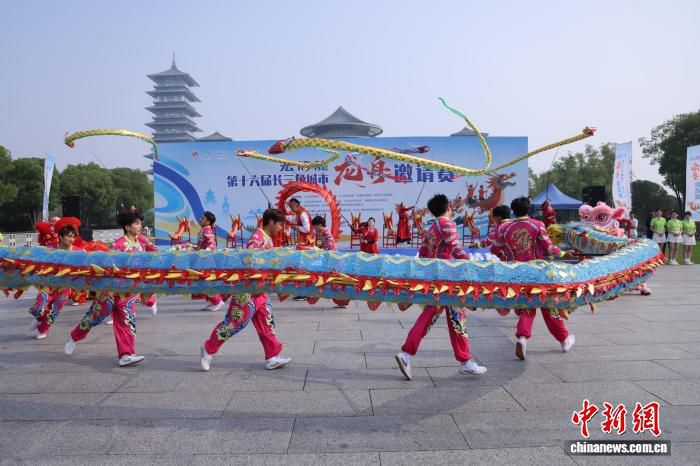 第十六届长三角城市龙舟邀请赛在扬州开桨，12支队伍近400人参赛