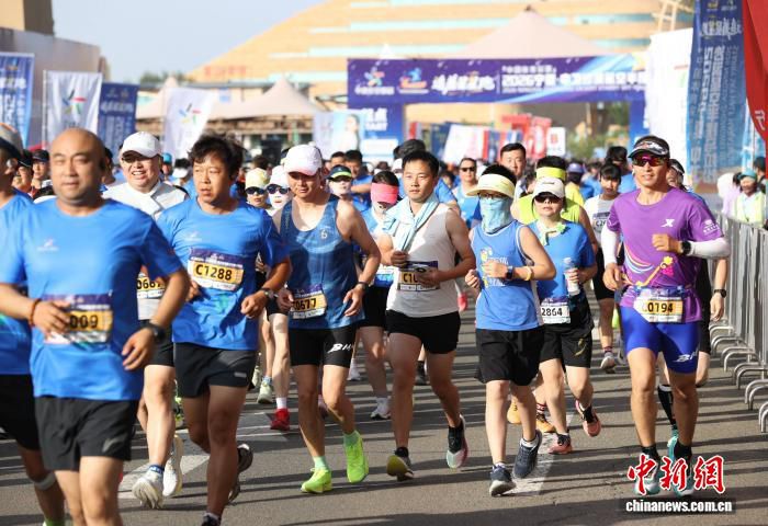 5000名跑者齐聚中卫 2026沙漠星空半程马拉松鸣枪开赛  第2张