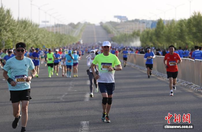 5000名跑者齐聚中卫 2026沙漠星空半程马拉松鸣枪开赛