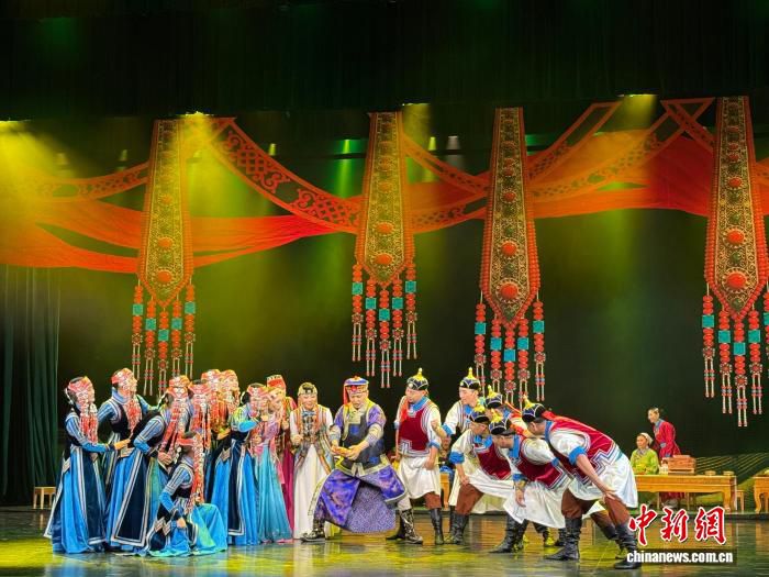 沉浸式文旅歌舞剧《遇见·99彩虹》在内蒙古西乌珠穆沁旗首演