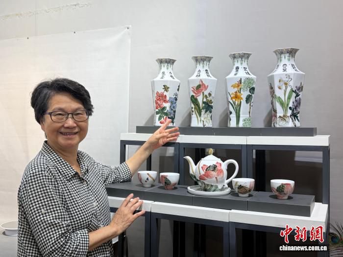 七旬台胞关兰旅居湖南醴陵十余年 以瓷瓶绘制二十四节气