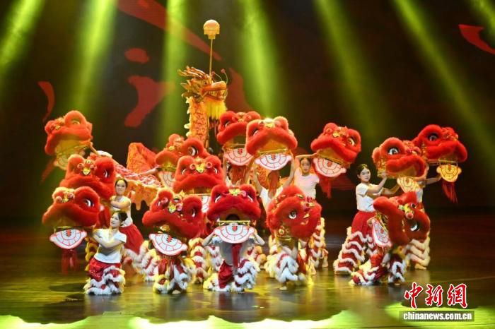 两岸艺术家在广东河源同台献艺 台湾同胞参访恐龙博物馆体验客家文化