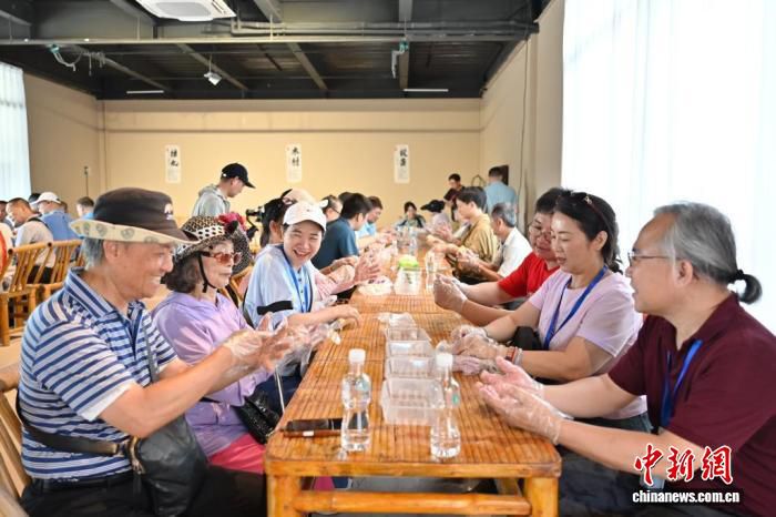 两岸艺术家在广东河源同台献艺 台湾同胞参访恐龙博物馆体验客家文化  第2张