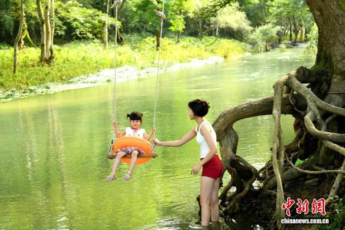 湖北通山湄溪村：原生态溪谷催热溯溪游 单日客流超3000人