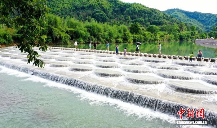 湖北通山湄溪村：原生态溪谷催热溯溪游 单日客流超3000人  第2张