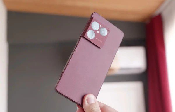 索尼Xperia 1 VIII被指相机模组周边出现掉漆现象 用户讨论聚焦材料特性与品控  第5张