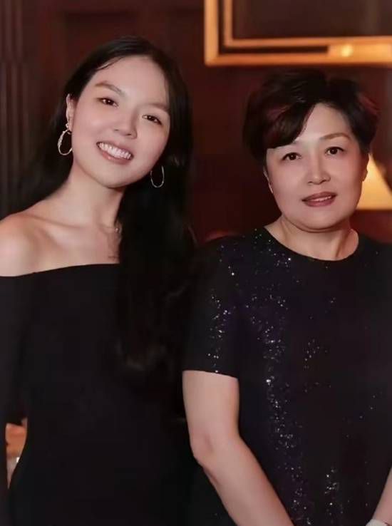 哈文母女欧洲旅行吐槽高温无空调 "什么是空调"反讽引热议  第3张