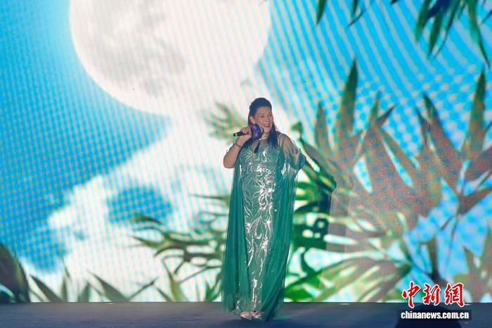 新西兰毛利歌唱家凯伊亮相中国新西兰电影嘉年华演唱中文歌曲