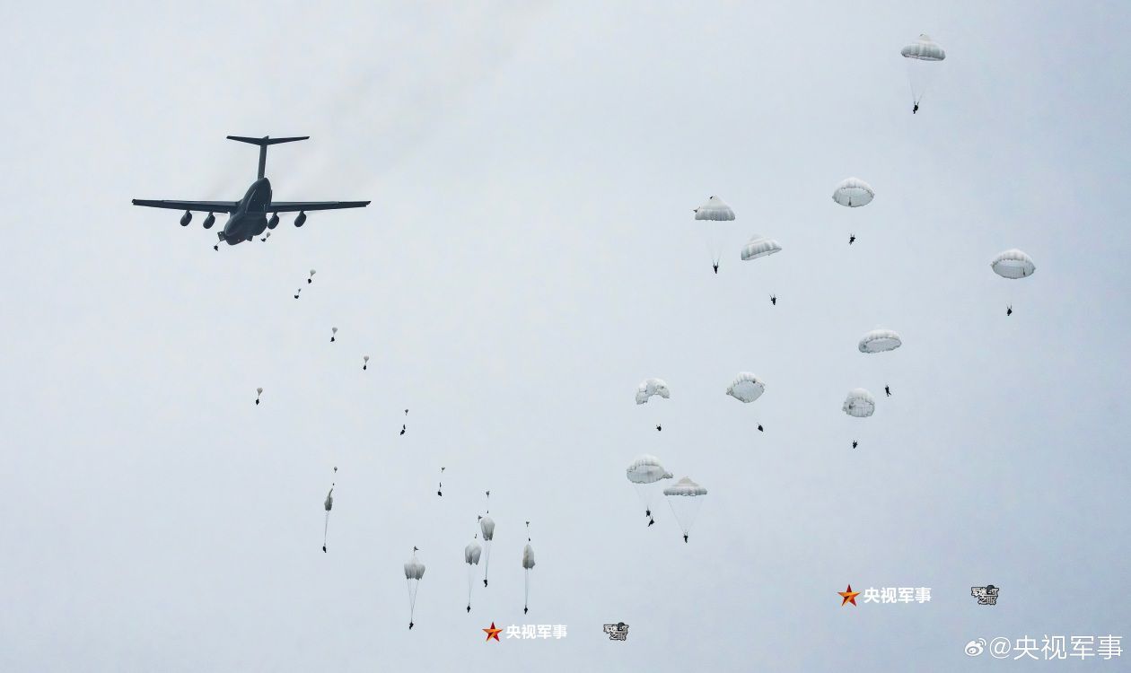 运-20编队完成伞降课目 空中绽放朵朵伞花  第3张