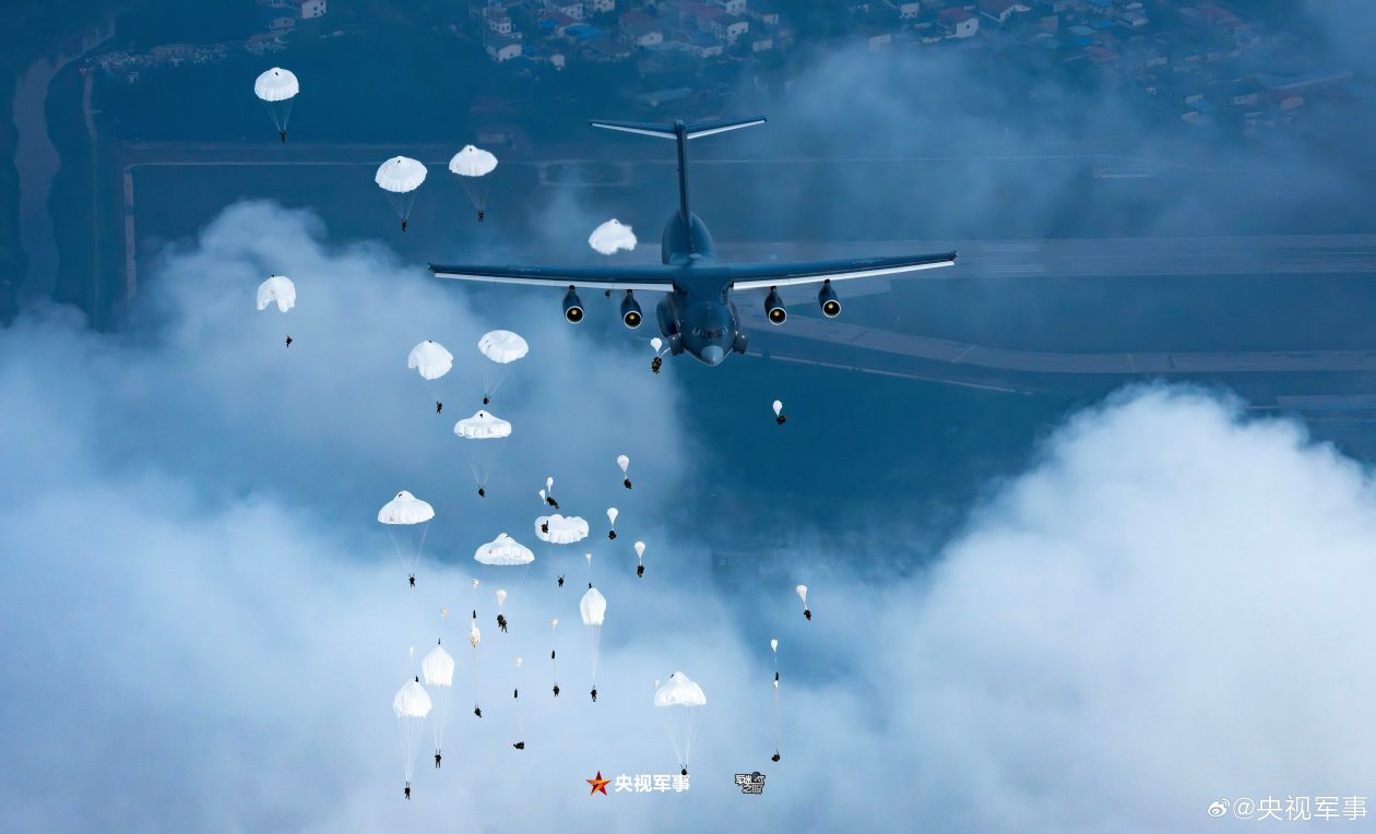 运-20编队完成伞降课目 空中绽放朵朵伞花  第1张