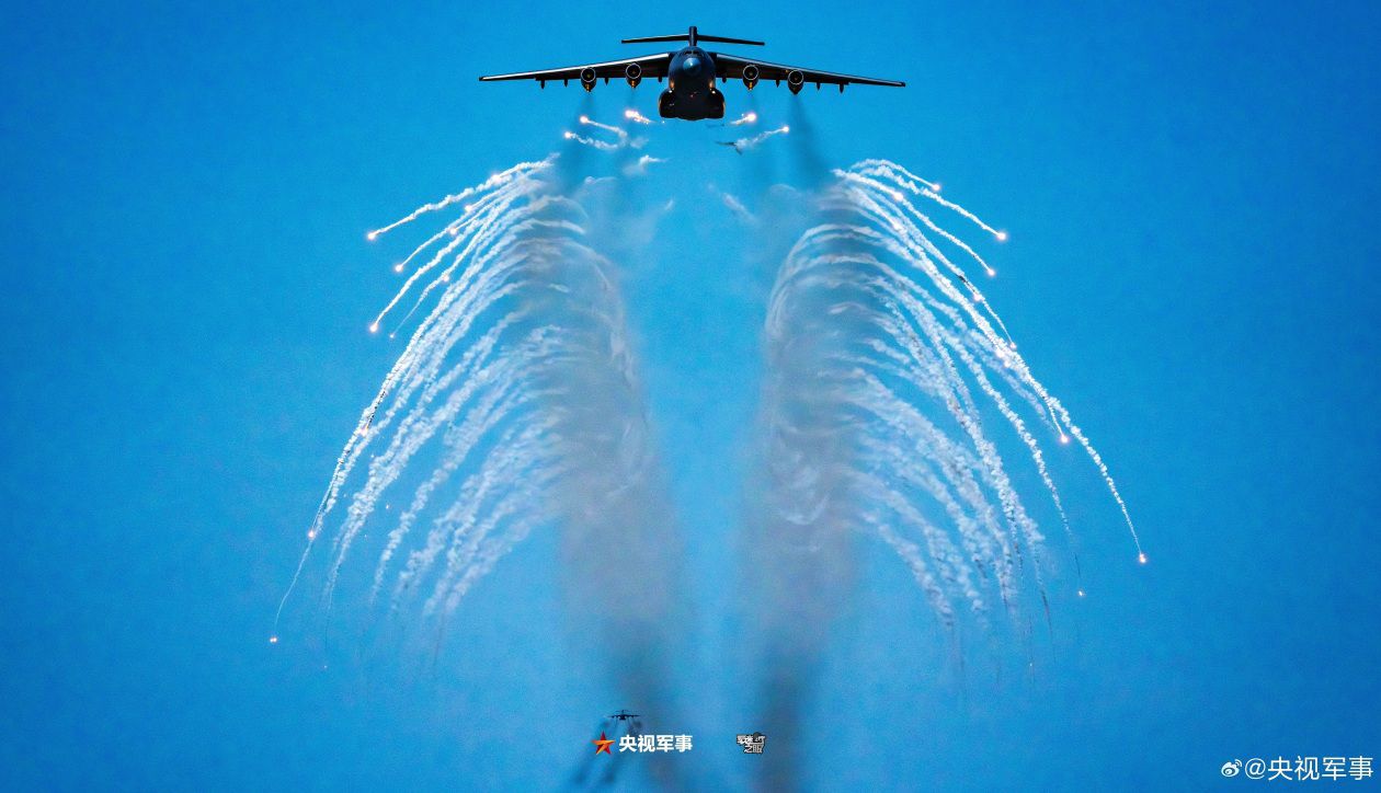运-20编队完成伞降课目 空中绽放朵朵伞花  第5张