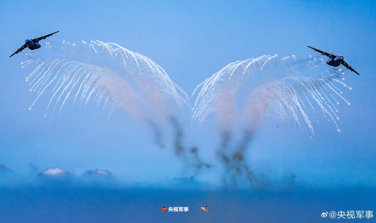 运-20编队完成伞降课目 空中绽放朵朵伞花  第4张