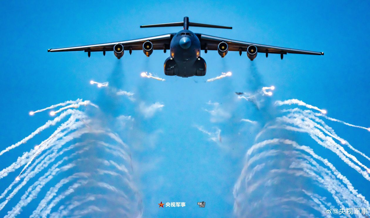 运-20编队完成伞降课目 空中绽放朵朵伞花  第6张