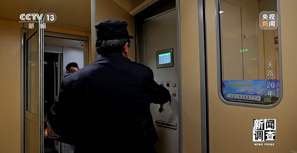 青藏铁路通车20年：旅游旺季增开列车，西宁站换车厢成日常  第5张
