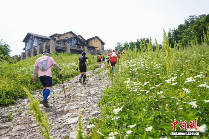 2026松花湖青山之巅跑山赛鸣枪开跑，千余名选手挑战高难度赛道