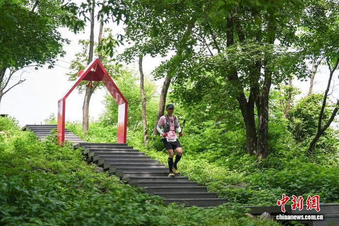 2026松花湖青山之巅跑山赛鸣枪开跑，千余名选手挑战高难度赛道  第2张