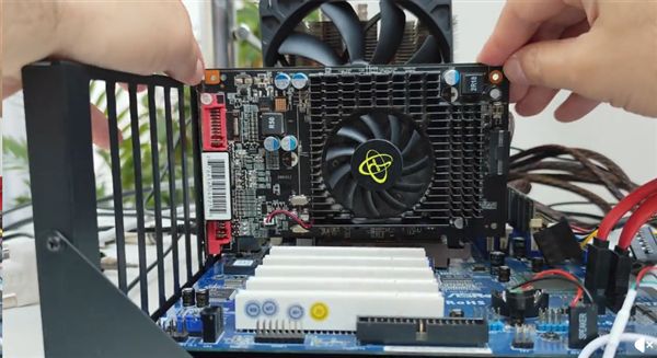 硬件达人成功在DDR1内存平台运行Windows 11 系统称完全稳定  第2张