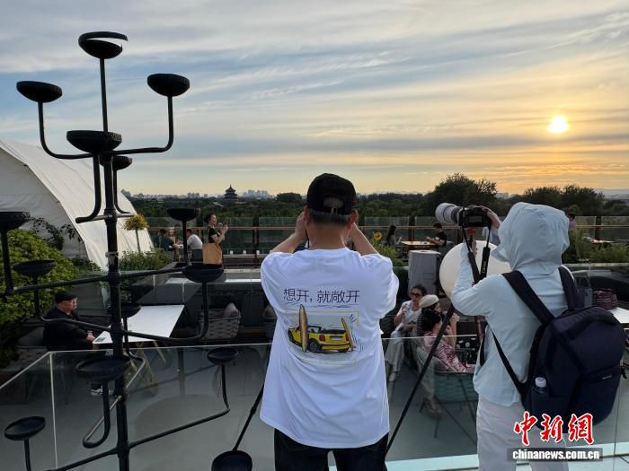 北京老屋顶焕新：观坛艺术空间露台成祈年殿打卡新地标  第2张