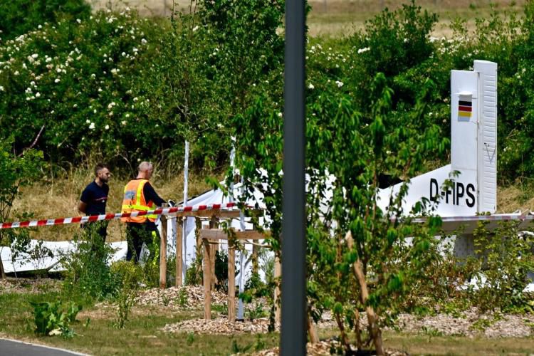 法国东北部一架轻型飞机坠毁致11人死亡