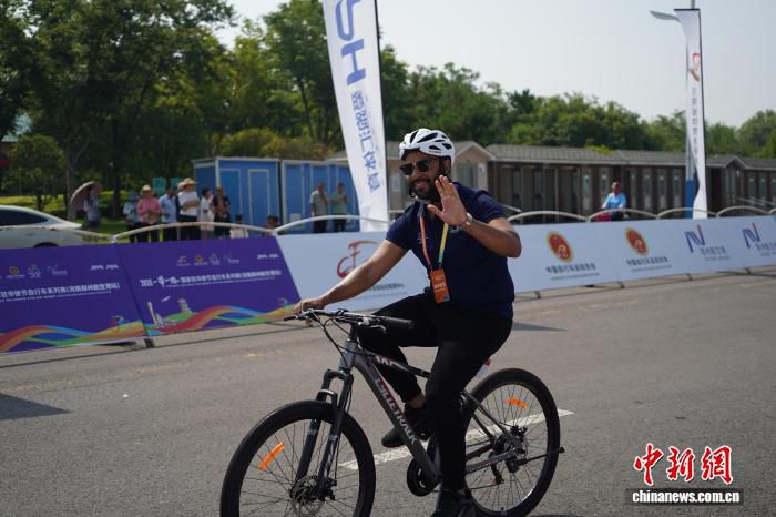 2026“一带一路”国家驻华使节自行车系列赛在郑州航空港区开赛  第2张