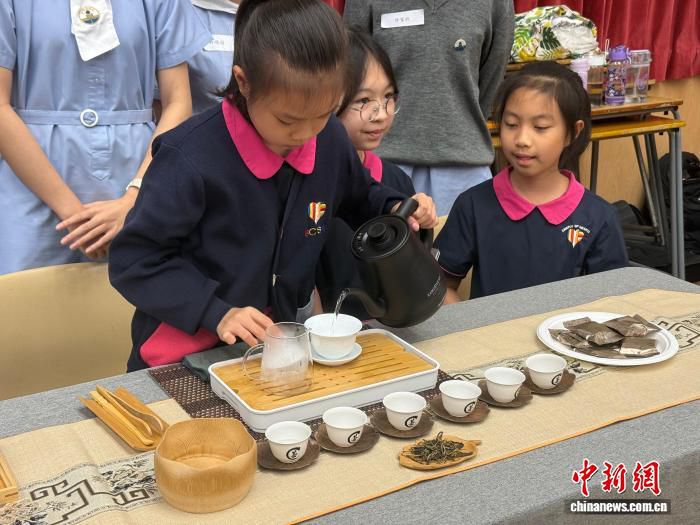 香港20所学校百名学生获授“茶文化大使” 以传统奉茶礼感恩父母
