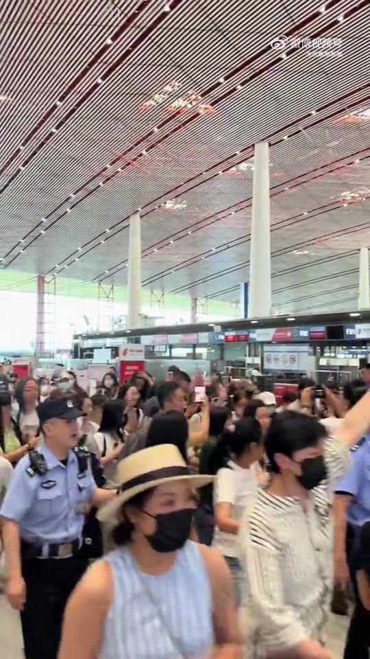中国男篮集训队沈阳机场偶遇赵雅芝 粉丝热情对比悬殊