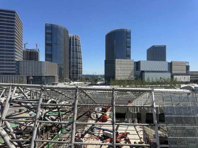 雄安新区国贸中心片区实现“半小时抵大兴机场”，地下三层枢纽串联高铁城际地铁航站楼