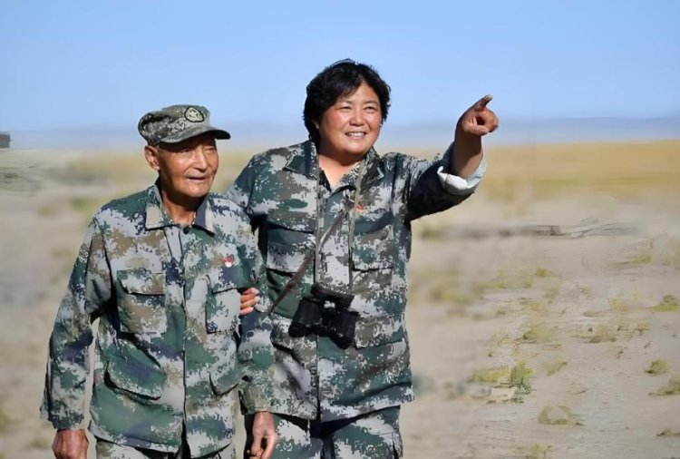 戍边62年升起第175面国旗 萨尔布拉克草原上的升旗仪式  第3张