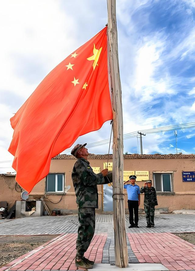 戍边62年升起第175面国旗 萨尔布拉克草原上的升旗仪式  第2张