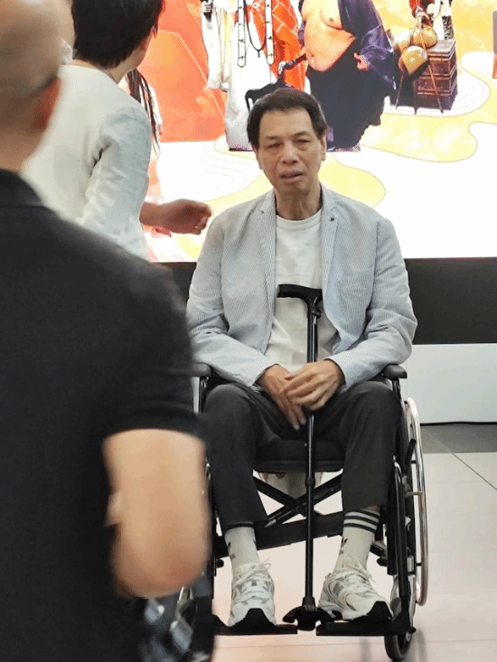 李健仁坐轮椅现身影院，中风后康复状态获关注