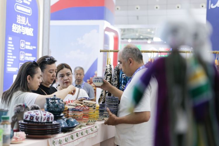 亚欧博览会展示新疆经济新活力：传统与数智共生  第3张