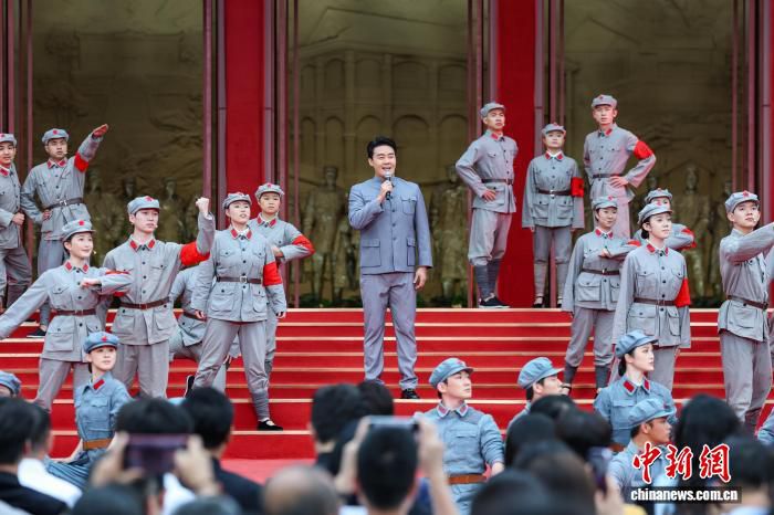 新长征路上》纪念红军长征胜利90周年主题电影活动在遵义举行