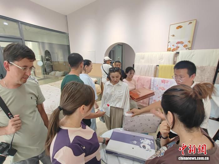 中亚三国媒体代表团走访新疆阿拉尔 探访沙漠新城产业生态