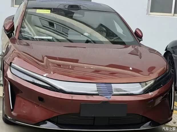 比亚迪大汉实车曝光 定位王朝网大型旗舰轿车  第2张