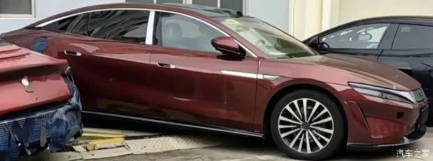 比亚迪大汉实车曝光 定位王朝网大型旗舰轿车  第3张