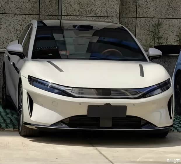 比亚迪大汉实车曝光 定位王朝网大型旗舰轿车