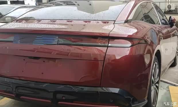 比亚迪大汉实车曝光 定位王朝网大型旗舰轿车  第4张