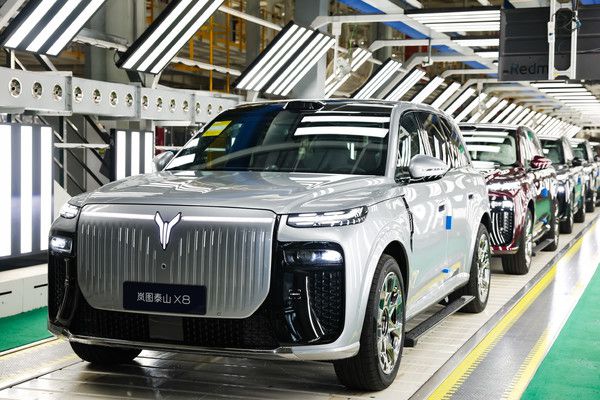 岚图泰山X8纯电版在云峰工厂正式下线