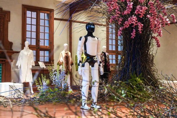 2026静安时尚文化周开幕 擎天租携两台远征A3机器人与模特同台