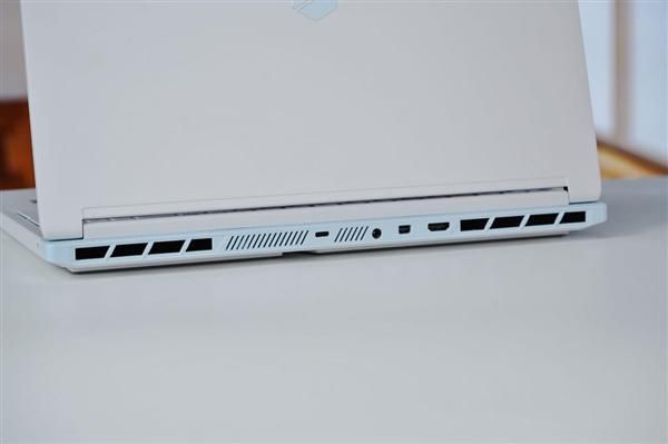 机械革命蛟龙16Pro潮玩版图赏:R9 9955HX与RTX5060组合,配2.5K 300Hz屏 第7张 机械革命蛟龙16Pro潮玩版图赏:R9 9955HX与RTX5060组合,配2.5K 300Hz屏 第7张