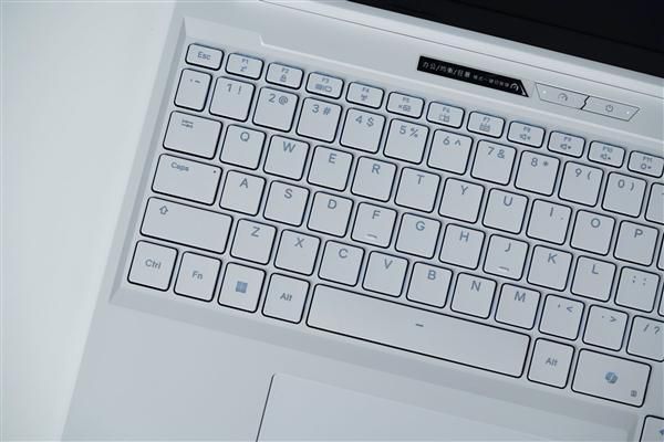 机械革命蛟龙16Pro潮玩版图赏:R9 9955HX与RTX5060组合,配2.5K 300Hz屏 第19张 机械革命蛟龙16Pro潮玩版图赏:R9 9955HX与RTX5060组合,配2.5K 300Hz屏 第19张