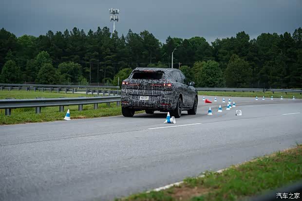 宝马X5首推五种驱动系统 纯电iX5与燃油版昨日亮相  第5张