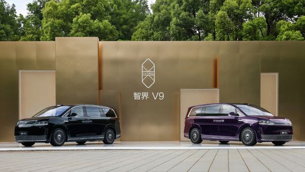 奇瑞董事长尹同跃向科大讯飞刘庆峰交付智界V9车型