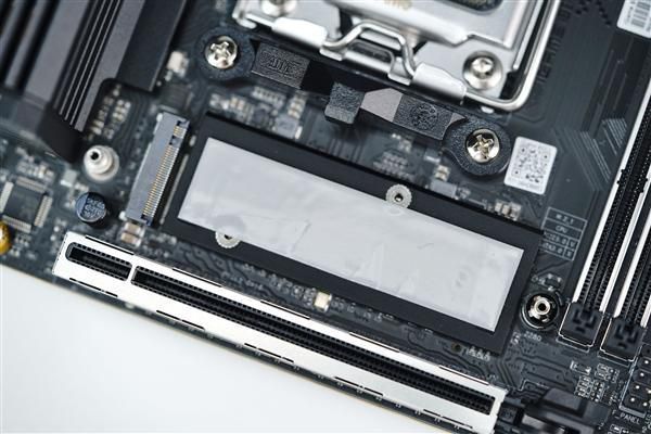 七彩虹iGame B850I MINI OC V14主板上市,首发价1399元 第11张 七彩虹iGame B850I MINI OC V14主板上市,首发价1399元 第11张