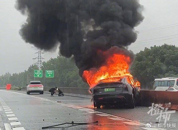 特斯拉沪渝高速撞击护栏起火 女司机骨折烧伤无生命危险 第2张 特斯拉沪渝高速撞击护栏起火 女司机骨折烧伤无生命危险 第2张