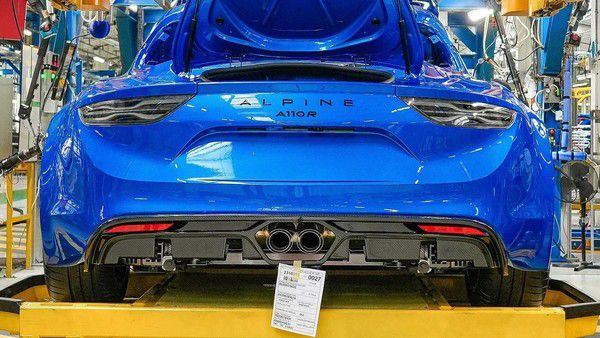 Alpine A110 R70特别版完成下线 燃油车历史正式终结 第2张 Alpine A110 R70特别版完成下线 燃油车历史正式终结 第2张